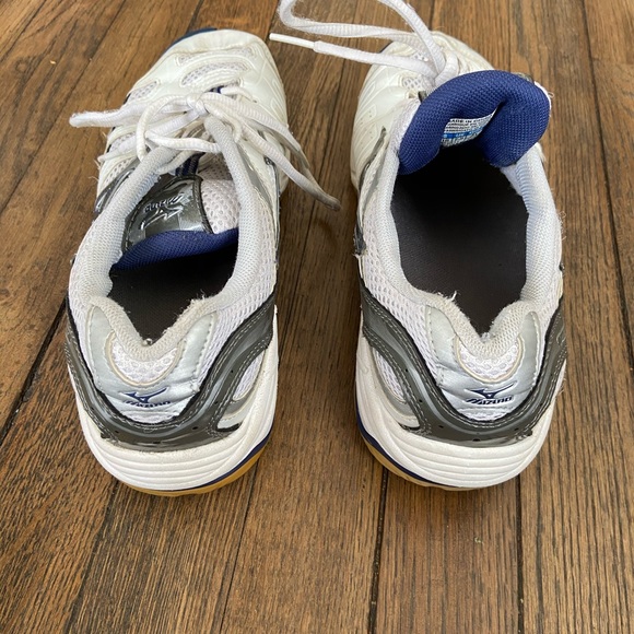 Mizuno Volleyball Shoes woman’s Size 10 - Picture 4 of 8